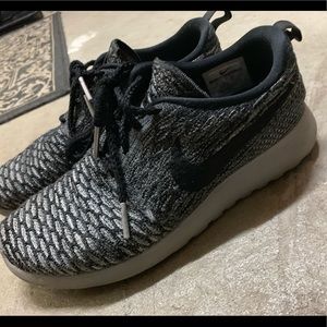 NIKE ROSHE size 9. Black and grey